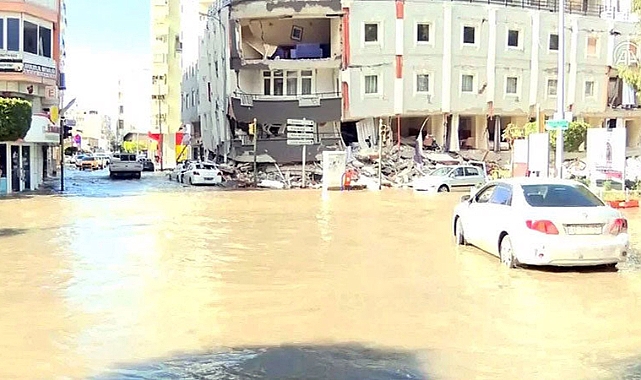 Depremden sonra deniz taştı