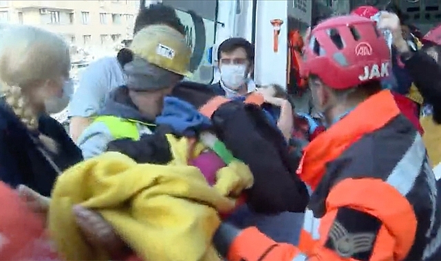 Depremin 228. saatinde enkazdan bir kadın ve iki çocuk kurtarıldı