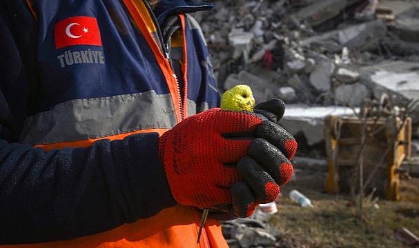 Depremin 5. gününde enkazdan 'Mucize' çıkarıldı