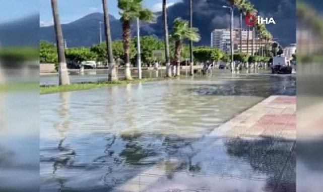 Depremin vurduğu İskenderun'da deniz seviyesi yükselmeye başladı