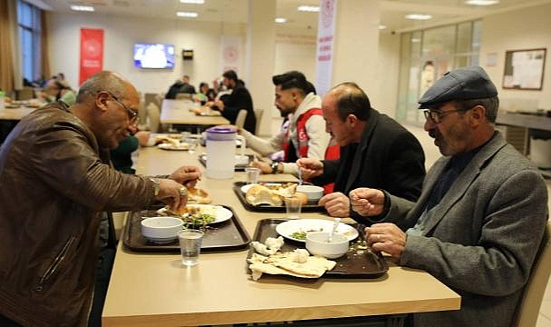 Depremzedeler kamu kurumlarının konaklama ve yemek hizmetlerinden ücretsiz yararlanacak