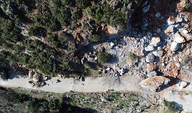 Devasa kayalar köyün üzerine yuvarlandı, dehşeti yaşadılar