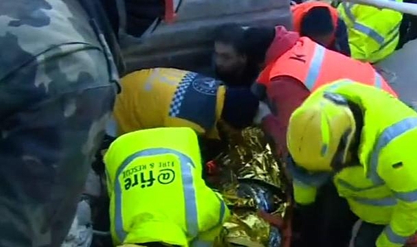 Enkaz altında bir kadın 52. saatte canlı yayında çıkarıldı