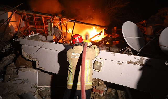 Enkazda çıkan yangını Bursa İtfaiyesi söndürdü