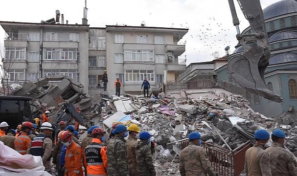 Eşyalarını almak için girdiklerinde bina yıkıldı