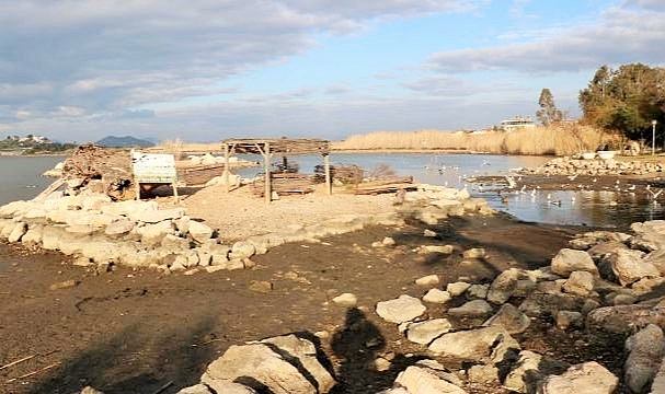 Fethiye'de deniz suyu çekildi
