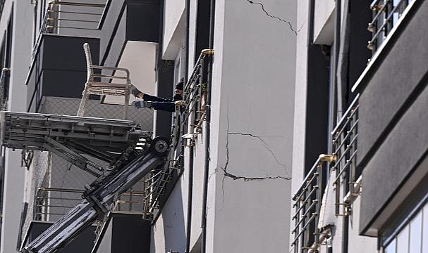 Gaziantep ve Malatya'da hasarlı binalardan eşya tahliyesi yasaklandı