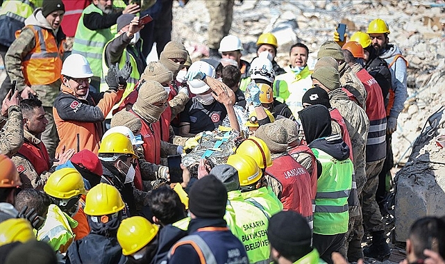 Hatay'da depremin 128. saatinde 13 yaşındaki Arda enkazdan sağ çıkarıldı