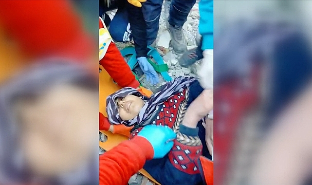 Hatay'da depremin 204. saatinde bir kadın enkazdan kurtarıldı