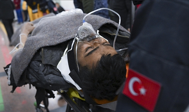 Hatay'da enkaz altında kalan iki kişi depremin 261. saatinde kurtarıldı