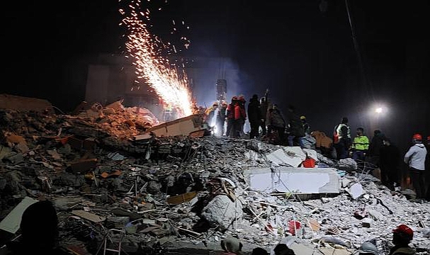 Hatay'da zamanla yarış: Temas sağlanan depremzedeleri kurtarma çalışmaları sürüyor