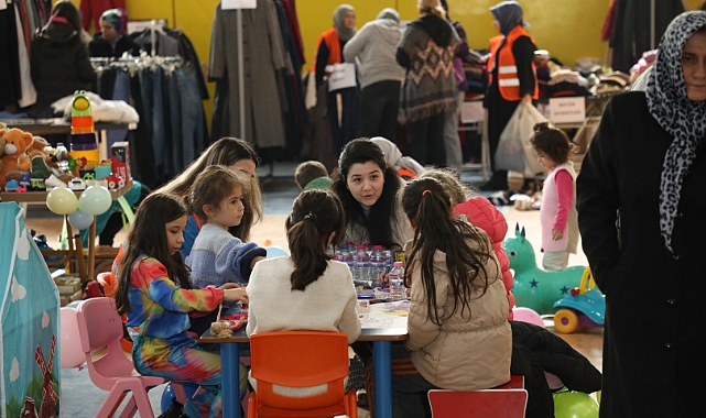 İnegöl depremzede ailelerin tüm ihtiyaçlarını karşılıyor