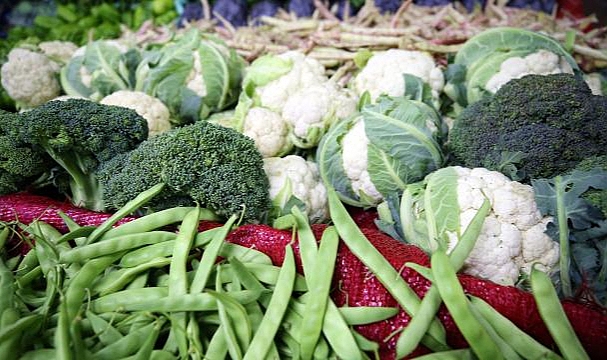 İngiltere'de iki süpermarket zinciri, bazı sebze meyvelerin satışına sınırlama getirdi