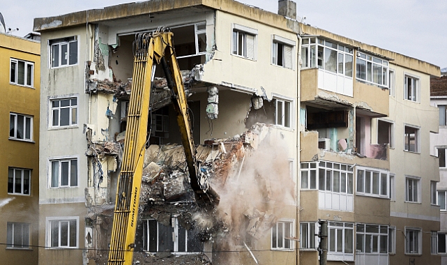 İstanbul'da riskli bulunan 48 yıllık sitede yıkım başladı