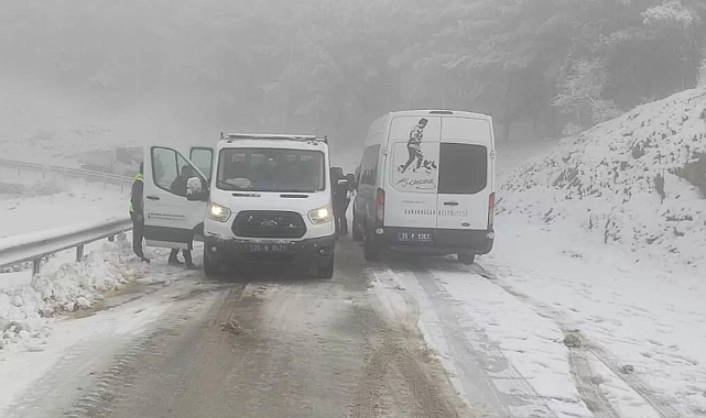 İzmir’de karda mahsur kalan araçlar kurtarıldı