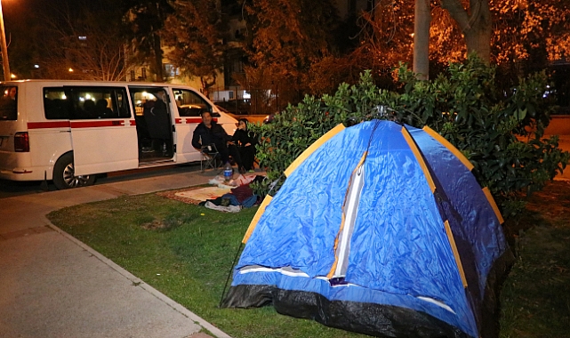 İzmir'de vatandaşlar çadır ve araçlarda konaklıyor