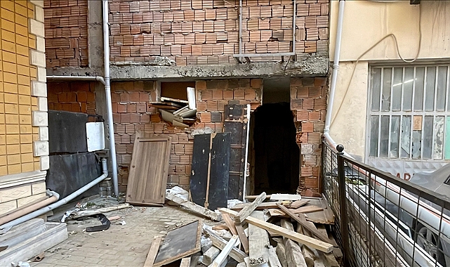 Kağıthane'de binanın zemin katındaki izinsiz tadilat, belediye ekiplerince durduruldu