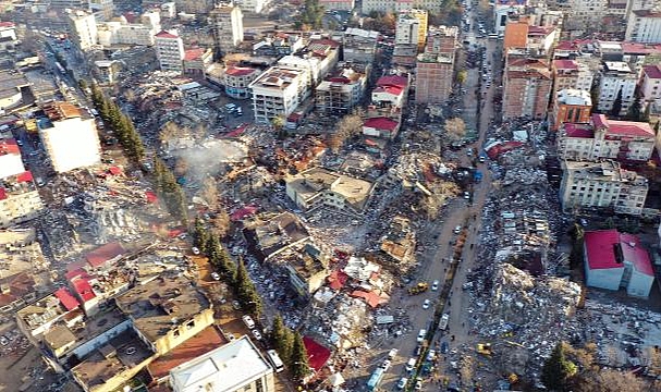 Kahramanmaraş merkezli depremlerde 3 bin 703 kişi hayatını kaybetti