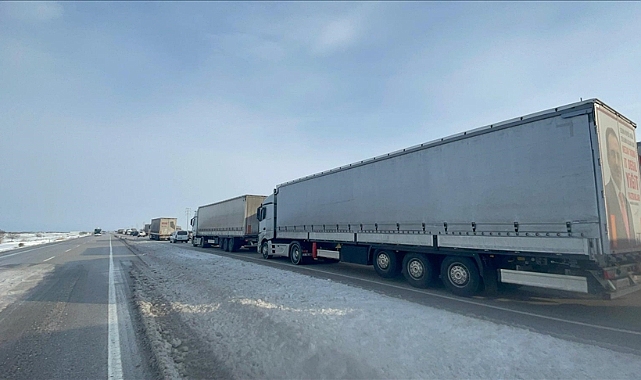Konya'da deprem bölgesine giden yardım tırları yoğunluğu yaşanıyor