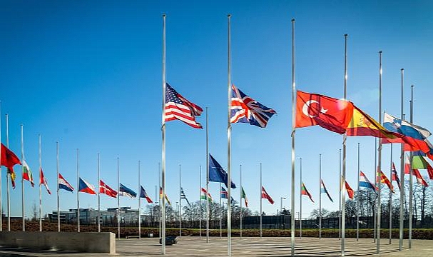 NATO'da tüm bayraklar yarıya indirildi