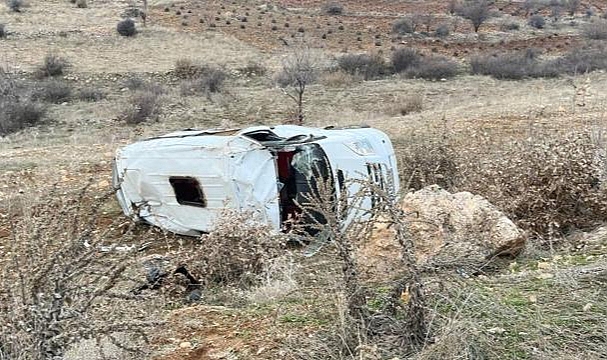 Öğrenci servisi şarampole yuvarlandı