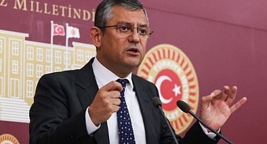 Özgür Özel, Bahçeli'nin Osmaniye'deki konağını gösterdi: Gözü yaşlı depremzede, 'Bu kapılar bize açılmadı' dedi!