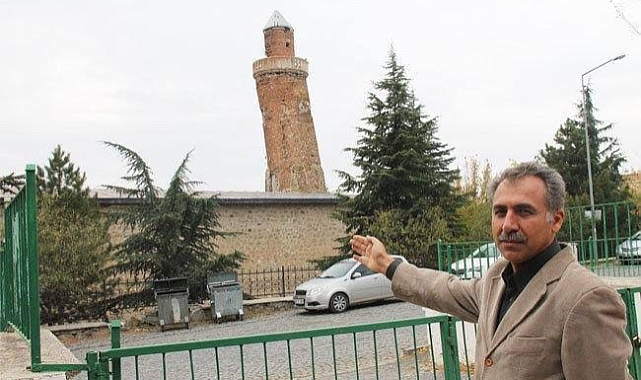 Pisa Kulesi'nden daha eğri minare depremde yıkılmadı