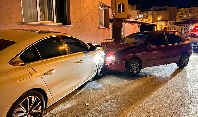 Polisten kaçan sürücü park halindeki milyonluk otomobile çarptı