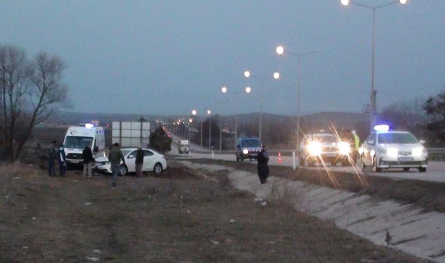 Seyir halindeki tıra çarpan otomobil yan yola savruldu: 1'i çocuk 3 yaralı