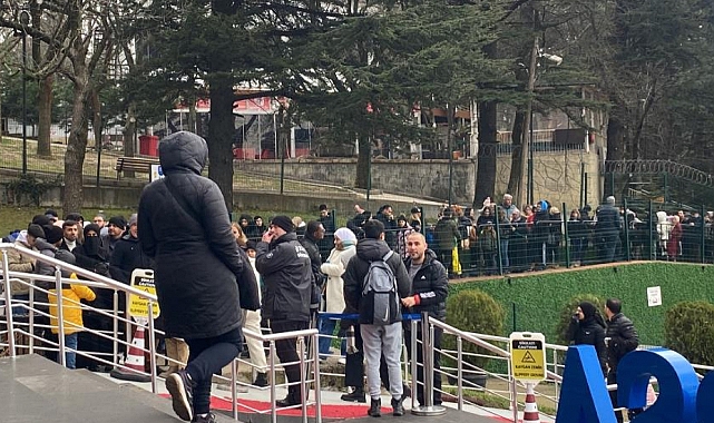 Tatili Uludağ'da geçirmek isteyen vatandaşlar, teleferikte metrelerce kuyruk oluşturdu
