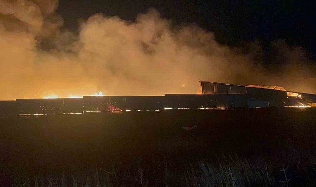 Tekirdağ'da palet ve çiğköfte fabrikasındaki yangın kontrol altına alındı