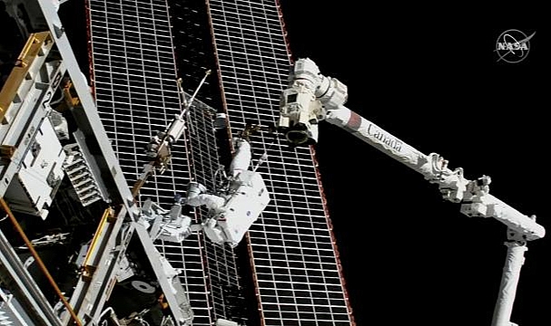 Uluslararası Uzay İstasyonu astronotları uzay yürüyüşünde