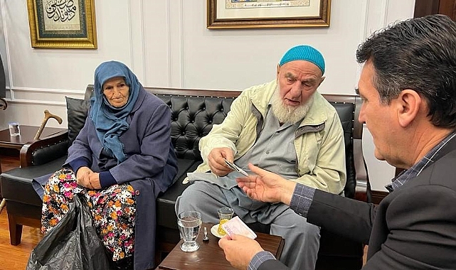 Yaşlı çiftten duygulandıran deprem yardımı