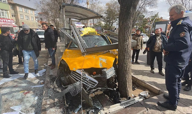 Ankara'da bir taksi otobüs durağında bekleyenlere çarptı: Biri ağır 6 yaralı