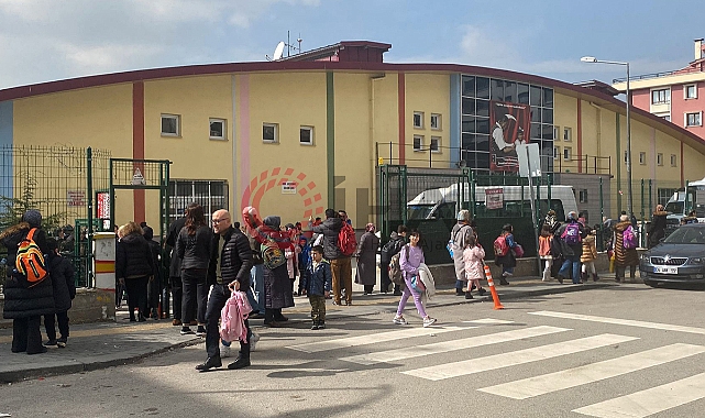 Ankara'da sinir krizi geçiren şahıs ilkokuldaki 20 kişiyi rehin aldı
