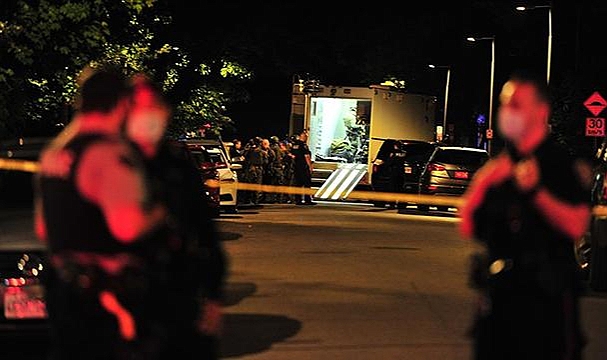 Annesini vuran genç, iki polisi öldürüp intihar etti