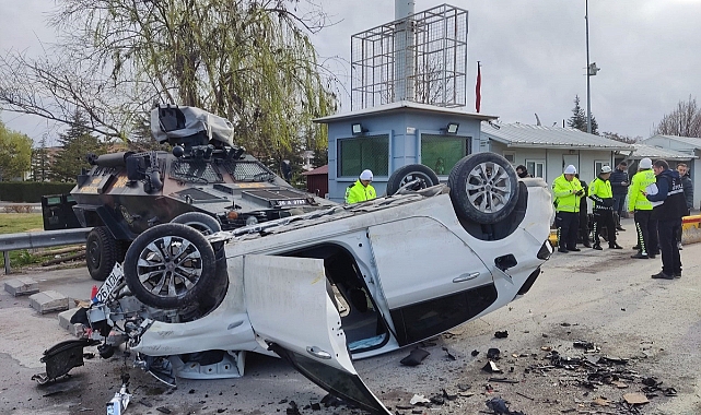 Aracıyla polis noktasına dalarak takla attı: 5'i polis 6 yaralı