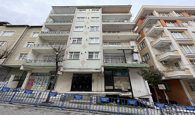Bahçelievler'de balkonu çöken 5 katlı bina mühürlendi