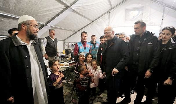 Bakan Soylu, Hatay'da depremzedelerle iftar yaptı