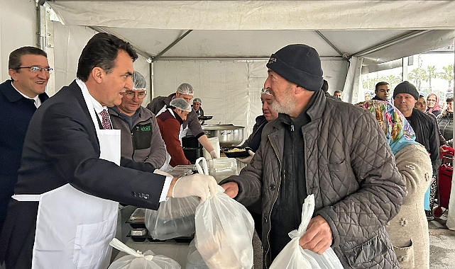 Başkan Dündar iftar yemeği dağıttı