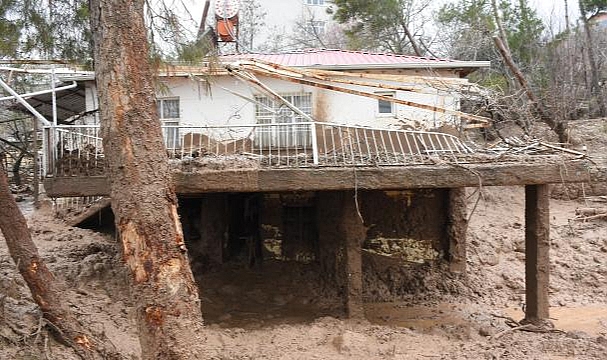 Bir evi depremde diğer evi selde zarar görd