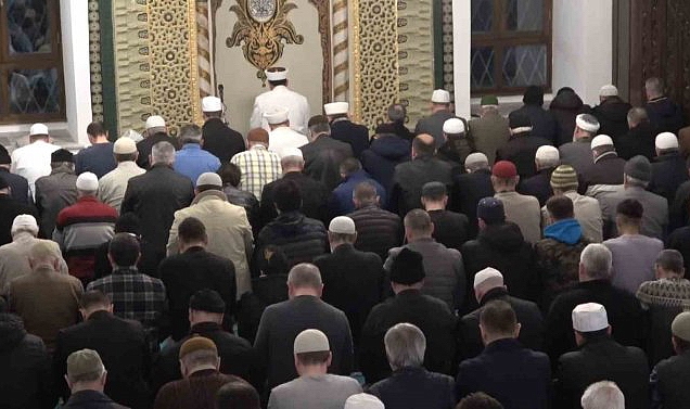 Bursa'da Ramazan dualarla karşılandı, camiler doldu taştı