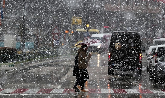 Bursa'da şehir merkezinde kar sevinci