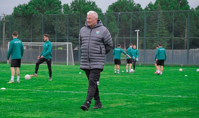 Bursaspor’da Teknik Direktör İsmail Ertekin ve yardımcısı Yalçın Gündüz ile yollar ayrıldı.