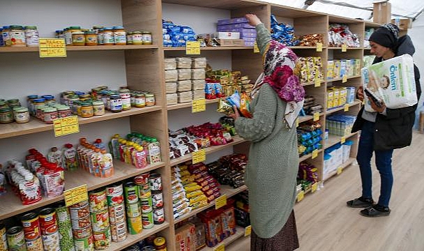 Çadır kentte depremzedelerin ihtiyaçları 'Sosyal Market' ile karşılanıyor