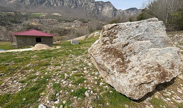 Depremde dağdan kopan kaya, eve 20 metre kala durdu
