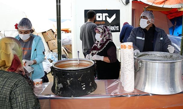 Depremzede çift barındıkları çadır kentte iş sahibi oldu