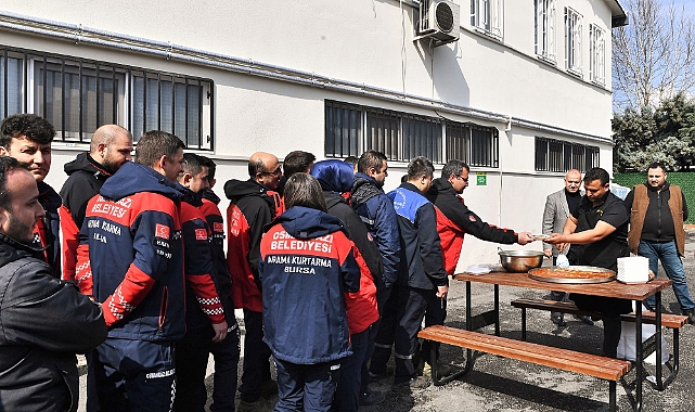 Depremzede vatandaştan künefeli teşekkür