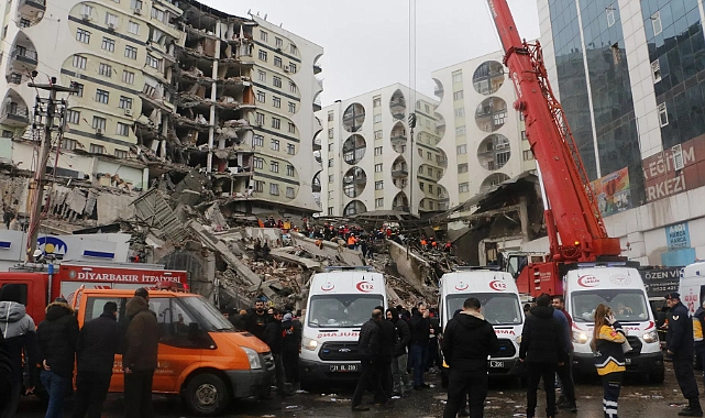 Diyarbakır'da yıkılan bina incelendi: Kolonlar inceltilmiş, havuzun 850 metrekaresi kaçak
