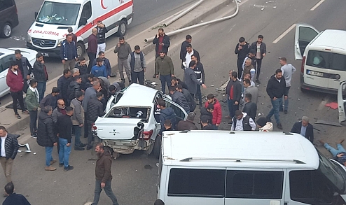 Diyarbakır'da zincirleme kaza: 2 ölü, 2 yaralı